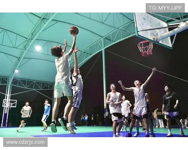 篮球热潮再度来袭探秘球场激情与团队拼搏背后的力量